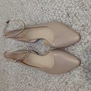 Pointed nude flats